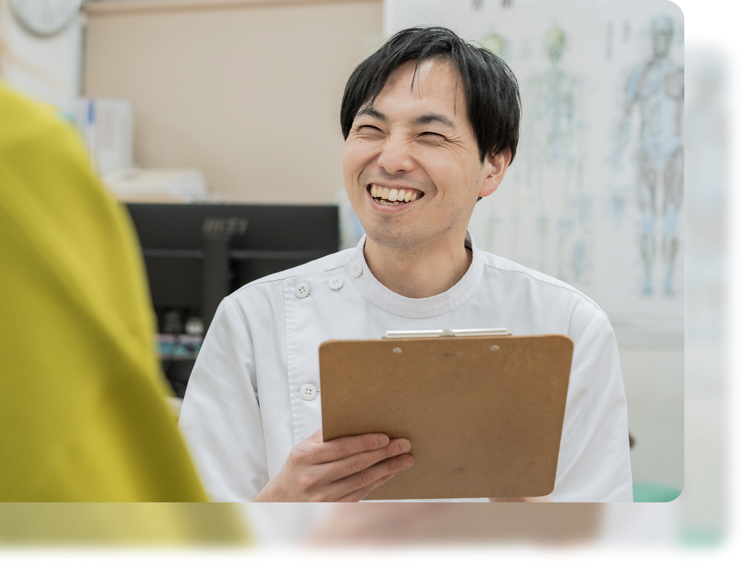 患者様に問診をする板橋仲宿整骨院のスタッフ