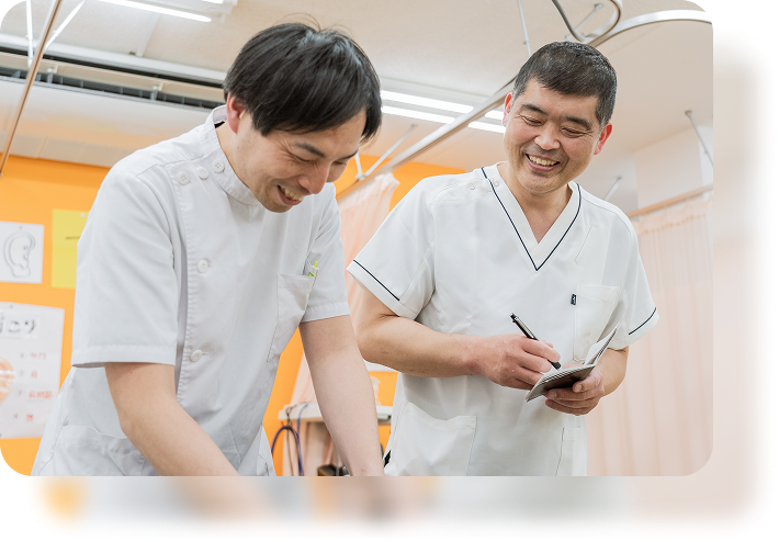 院内で施術内容を確認し合うスタッフたち